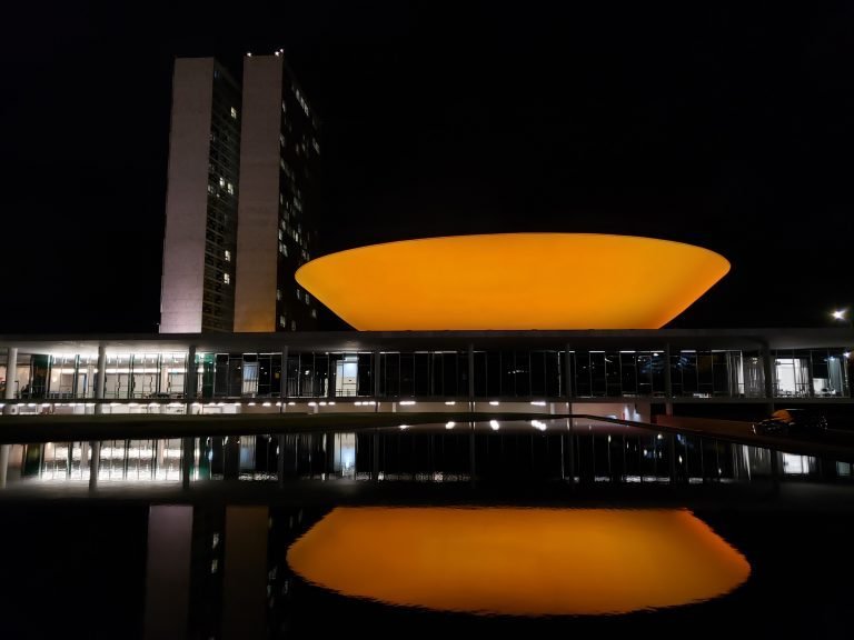 Câmara tem iluminação laranja em campanha de combate à exploração sexual de crianças e adolescentes - Notícias