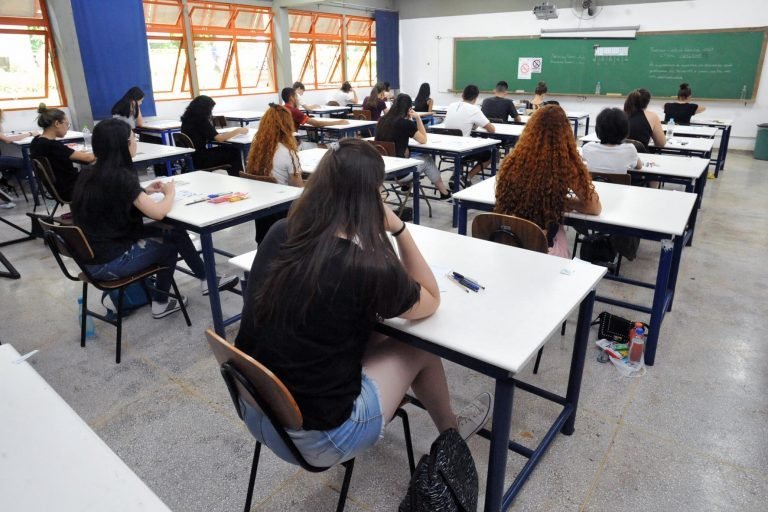 Alunos sentados assistindo aula