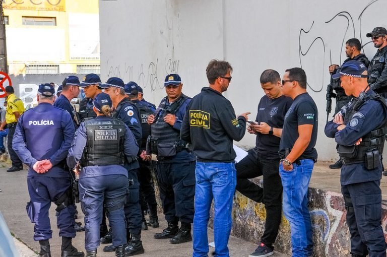 Policiais em pé conversam